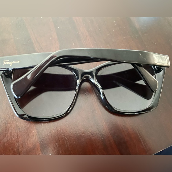 Salvatore Ferragamo Black Oversized Square Women\'s Sunglasses main image 7